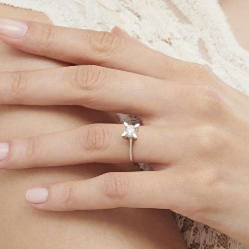 Pırlanta Tektaş Yüzük